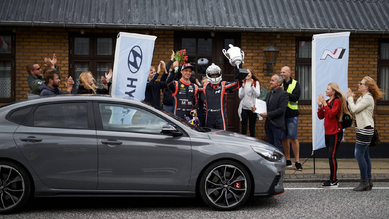 Πήγαν από τη Ρώμη στο Παρίσι σε 8 λεπτά με το νέο i30 Fastback N